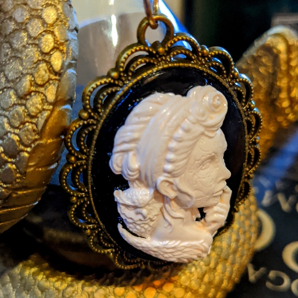 Goth Cameo Woman with Owl - Picture 8 of 8